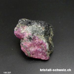 Rubin - Hornblende roh 4,2 x 4 x 3 cm. Einzelstück 83 Gramm