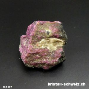 Rubin - Hornblende roh 4,2 x 4 x 3 cm. Einzelstück 83 Gramm