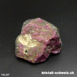 Rubin - Hornblende roh 4,2 x 4 x 3 cm. Einzelstück 83 Gramm