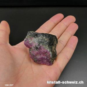 Rubin - Hornblende roh 4,2 x 4 x 3 cm. Einzelstück 83 Gramm