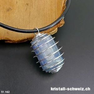 Anhänger Cyanit Metallspirale mit Halsband aus Gummi