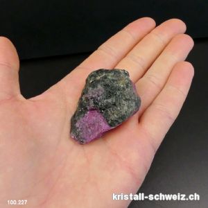 Rubin - Hornblende roh. Einzelstück 48 Gramm