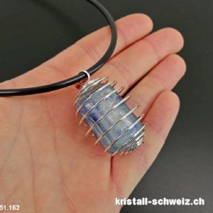 Anhänger Cyanit Metallspirale mit Halsband aus Gummi