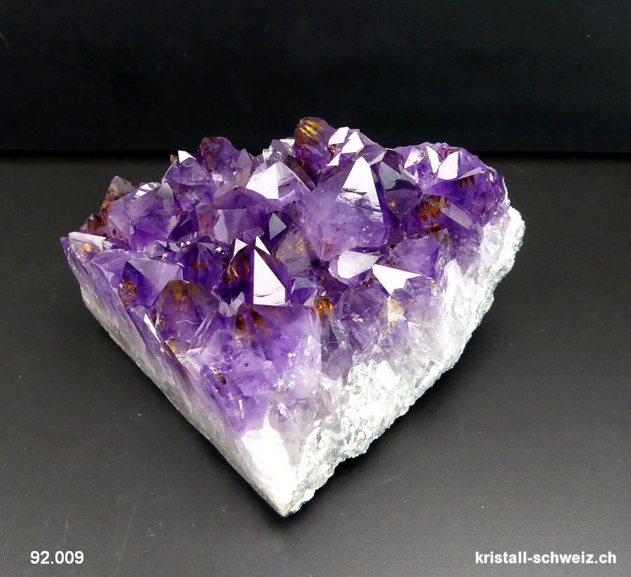 Amethyst aus Brasilien mit Goethit, Gruppe. Einzelstück 762 Gramm