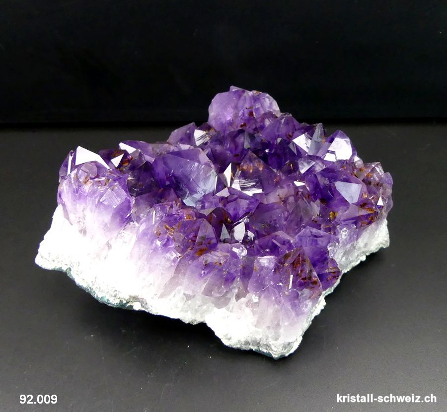 Amethyst aus Brasilien mit Goethit, Gruppe. Einzelstück 762 Gramm