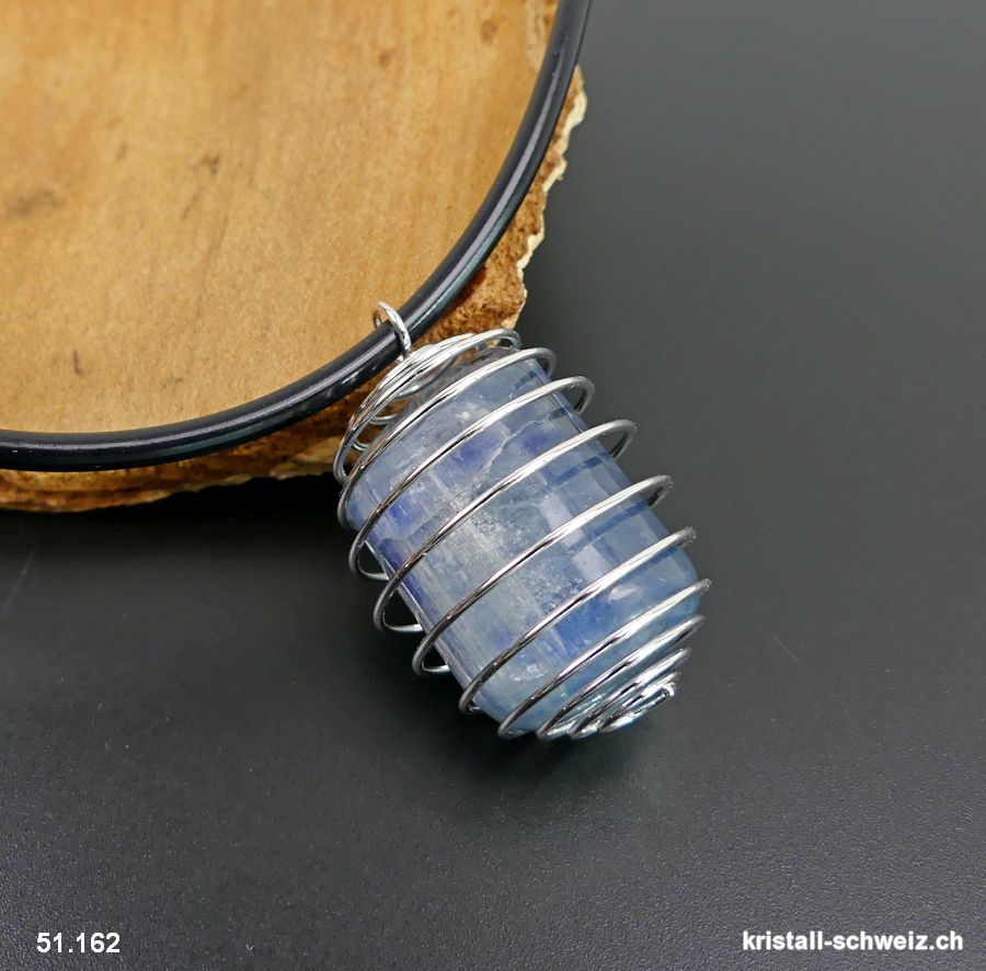 Anhänger Cyanit Metallspirale mit Halsband aus Gummi