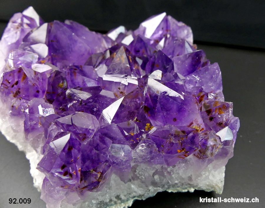 Amethyst aus Brasilien mit Goethit, Gruppe. Einzelstück 762 Gramm