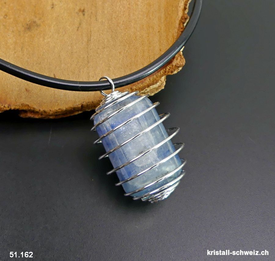 Anhänger Cyanit Metallspirale mit Halsband aus Gummi