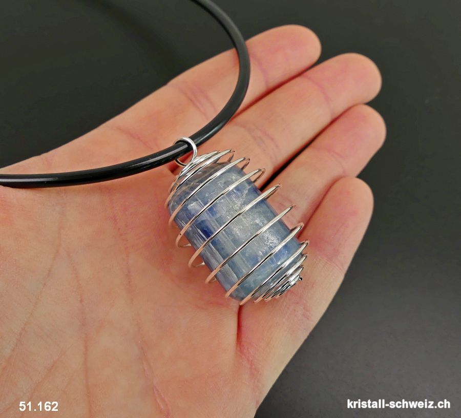 Anhänger Cyanit Metallspirale mit Halsband aus Gummi